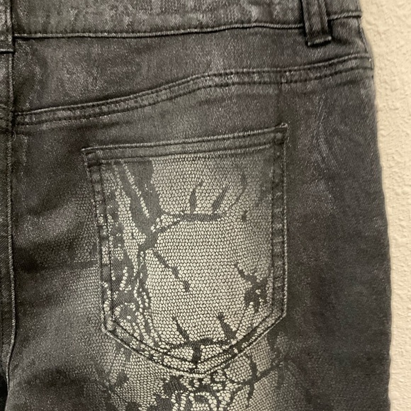 Chico’s Platinum Jeans Black Metallic Floral Snake Print Wom Sz 8 (Chico’s 1R) - Picture 3 of 10